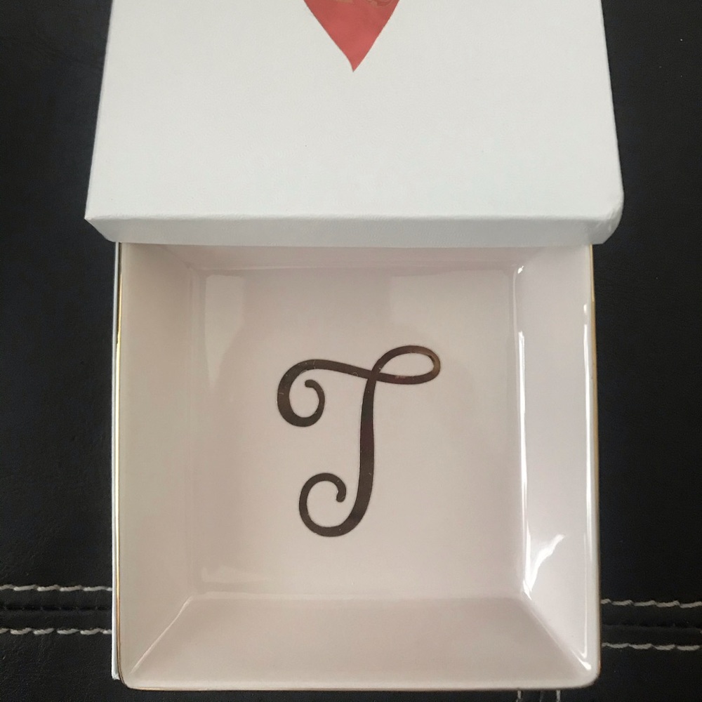 “T” ring dish with box